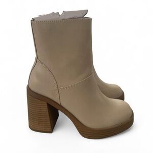 Memory Foam Platform‎ Boots Off White
Size 6 Universal Thread Olly